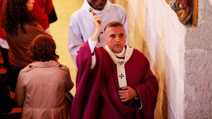 L'archevêque de Rouen, Dominique Lebrun, bénit l'église de Saint-Etienne-du-Rouvray (Seine-Maritime), le 2 octobre 2016. (CHARLY TRIBALLEAU / AFP)