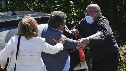 La tête de liste RN&nbsp;en Alsace,&nbsp;Christian Zimmermann (à droite), aux prises avec Jacques Cattin (au centre), député LR et candidat aux régionales dans le Grand-Est, le 29 mai 2021 à Colmar (Haut-Rhin). (SEBASTIEN BOZON / AFP)