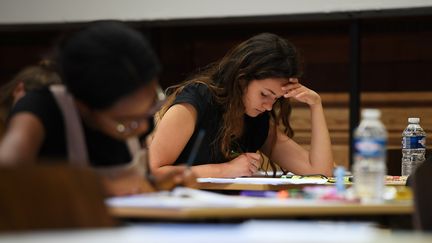 L'épreuve de philosophie du baccalauréat en 2017. (FREDERICK FLORIN / AFP)