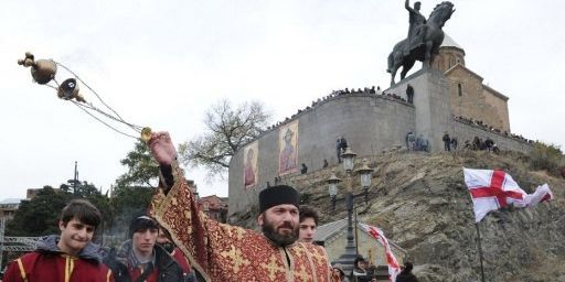 Procession de chrétiens orthodoxes dans le centre de Tbilissi, le 13 Novembre 2011. ( AFP PHOTO / VANO SHLAMOV)