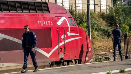 Des policiers &agrave; Arras (Pas-de-Calais),&nbsp;pr&egrave;s du train Thalys &agrave; bord duquel a eu lieu une attaque qui a fait deux bless&eacute;s, le 22 ao&ucirc;t 2015. (PHILIPPE HUGUEN / AFP)