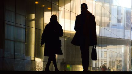 Un couple sur un trottoir. Photo d'illustration (JEAN-LUC FL?MAL / MAXPPP)