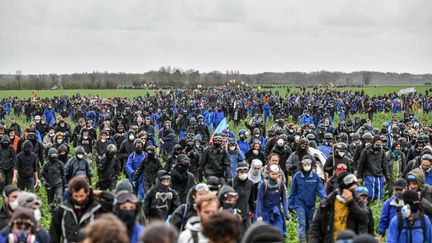 Ils sont présents en nombre, ce 25 mars 2023. Près de 30 000 militants écologistes sont réunis à Sainte-Soline (Deux-Sèvres), selon les organisateurs, contre 6 000 à 8 000 d'après la police, pour protester contre le projet de "méga-bassines" pendant trois jours. Des affrontements avec les forces de l'ordre font des dizaines de blessés. (UGO AMEZ / SIPA)