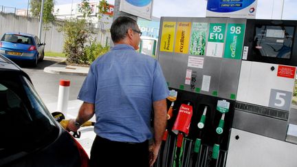 Un automobiliste fait le plein d'essence de son v&eacute;hicule, dans une station-service de Vandoeuvre-les-Nancy (Meurthe-et-Moselle) le 6 septembre 2011. (ANTHONY PICORE / LE RÉPUBLICAIN LORRAIN / MAXPPP)