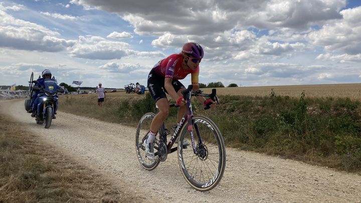 Marlen Reusser en tête dans le chemin blanc de Vitry lors de la 4e étape du Tour de France femmes 2022, le 27 juillet. (Adrien Hémard-Dohain)