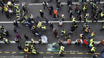 Des "gilets jaunes" défilent à Bordeaux, le 9 mars 2019. (GEORGES GOBET / AFP)