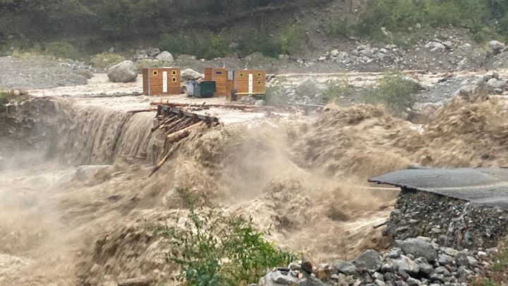 Le pont Maïssa à Saint-Martin-Vésubie (Alpes-Maritimes) est inondé, le 20 octobre 2023. (FRANCE TELEVISIONS)