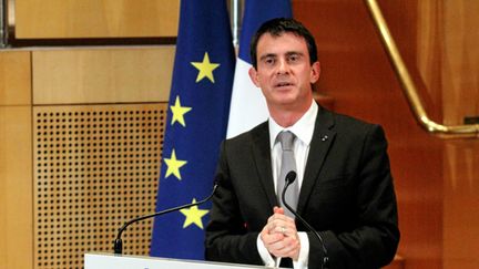  (Vingt ans après François Mitterrand, le Premier ministre PS Manuel Valls s'est rendu à la cérémonie d'hommage aux victimes de la catastrophe de Liévin. © MaxPPP)