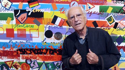 L'artiste français Gérard Fromanger pose devant ses tableaux lors de l'inauguration de son exposition à la Fondation Leclerc à Landerneau (Finistère),&nbsp;le 22 juin 2012. (FRED TANNEAU / AFP)