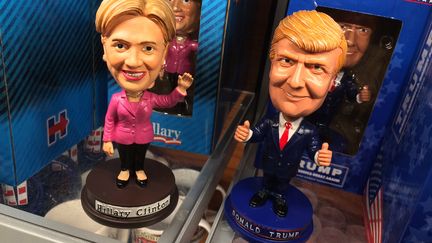 Statuettes&nbsp;Clinton et Trump en vente à Arlington, en Virginie. (KAREN BLEIER / AFP)