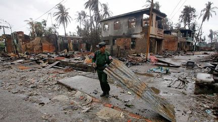 nettoie les rues de Sittwe.

En Birmanie, les Rohingyas se retrouvent souvent à faire des travaux forcés. Ils ne peuvent pas se marier et ont un nombre d’enfants limité. Ils n’ont pas le droit de se déplacer librement à l’intérieur du pays et leurs terres sont confisquées.

Que ce soit pour tuer une vache, pour couper un arbre ou pour déclarer une naissance, ils doivent payer une taxe à l’Etat. (REUTERS/Soe Zeya Tun)