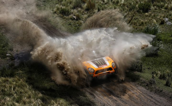 La voiture d'Orlando Terranova lors de la premi&egrave;re &eacute;tape du Dakar, le 5 janvier, entre Rosario et San Luis, en Argentine.&nbsp; (FRANCOIS FLAMAND / DPPI MEDIAS / AFP)