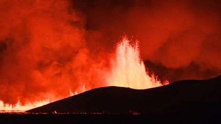 Un volcan est entré en éruption, le 18 décembre 2023, près de Grindavik, dans le sud-ouest de l'Islande. (KRISTINN MAGNUSSON / AFP)