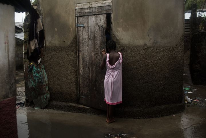 Cap-Haïtien, Haïti. Dans les bidonvilles d’Haïti, la plupart des habitants font leurs besoins dans les ruelles entre les maisons. Les rues sont régulièrement inondées, ce qui favorise le risque de choléra qui s’est propagé dans le pays depuis le séisme de 2010. 
 (Andrea Bruce / NOOR Images pour National Geographic Magazine)