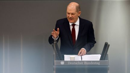 Le chancelier allemand Olaf Scholz lors d'une session extraordinaire du Bundestag à Berlin (Allemagne), le 27 février 2022. (ODD ANDERSEN / AFP)