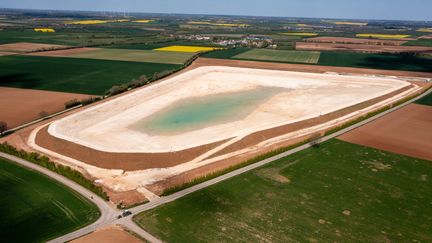 La réserve d'eau de la méga-bassine de Sainte-Soline, en construction. 20 avril 2023. (FRANCK DUBRAY / MAXPPP)