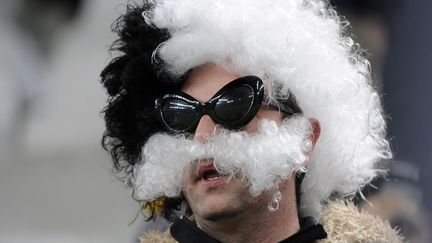 Un supporter de la Juventus de Turin grim&eacute; avec une perruque et une fausse moustache, le 13 mars 2014.&nbsp; (GIORGIO PEROTTINO / REUTERS )