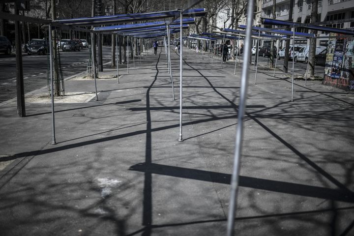 Un marché fermé le 26 mars 2020, à Paris, en raison de l'épidémie de Covid-19. (STEPHANE DE SAKUTIN / AFP)