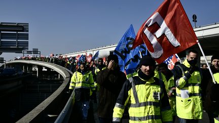 Des employés d'Air France en grève, le 22 février 2018 à l'aéroport Roissy-Charles-de-Gaulle, à Roissy. (PHILIPPE LOPEZ / AFP)