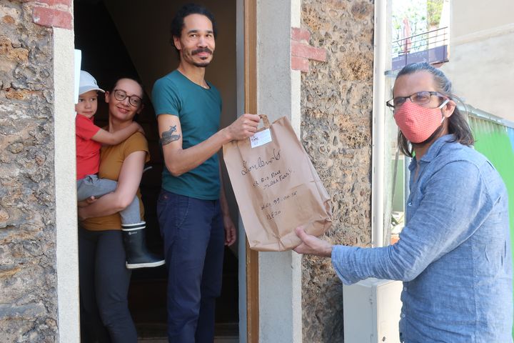 Grégoire Orsingher, propriétaire de la librairie Le Tome 47, à Vitry-sur-Seine (Val de Marne, Ile de France),&nbsp;livre une famille&nbsp;le 23 avril 2020 (Laurence Houot / FRANCEINFO CULTURE)