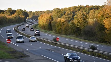 La route où un automobiliste a été touché par le tir d'un chasseur samedi 30 octobre, entre Laillé et&nbsp;Orgères (Ille-et-Vilaine). (MAXPPP)