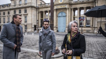 Les "gilets jaunes libres" Benjamin Cauchy (D), Damien Molin (C) et Jacline Mouraud (D), lors d'une conférence&nbsp;de presse devant l'Assemblee Nationale à la veille&nbsp;"l'acte IV" de la mobilisation&nbsp;des "gilets jaunes" samedi 8 décembre. (CHRISTOPHE PETIT TESSON / MAXPPP)