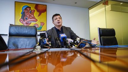 L'artise David Datuna lors d'un point presse à New York le 9 décembre 2019. (EDUARDO MUNOZ ALVAREZ / AFP)