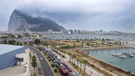 Le d&eacute;troit de Gibraltar est situ&eacute; au sud de l'Espagne et au nord du Maroc, le 13 ao&ucirc;t 2013.&nbsp; (MARCOS MORENO / AFP)