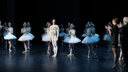 Aurélie Dupont et Stéphane Lissner ont nommé Germain Louvet danseur étoile du ballet de l'Opéra de Paris, le 28 décembre dernier après une représentation du "Lac des Cygnes" 
 (Svetlana Loboff / Opéra national de Paris)