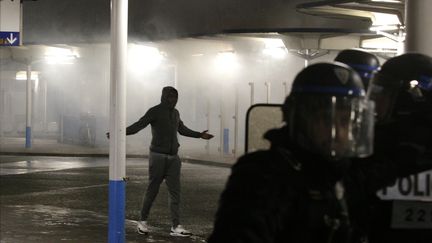 La police anti-émeutes intervient à Bobigny, le 16 février 2017, pendant une manifestation réclamant "justice pour Théo", un jeune homme de 22 ans blessé penant une intervention policière. (GEOFFROY VAN DER HASSELT / AFP)