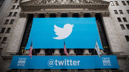 Le logo Twitter déployé à la bourse de New York (ANDREW BURTON / GETTY IMAGES NORTH AMERICA)