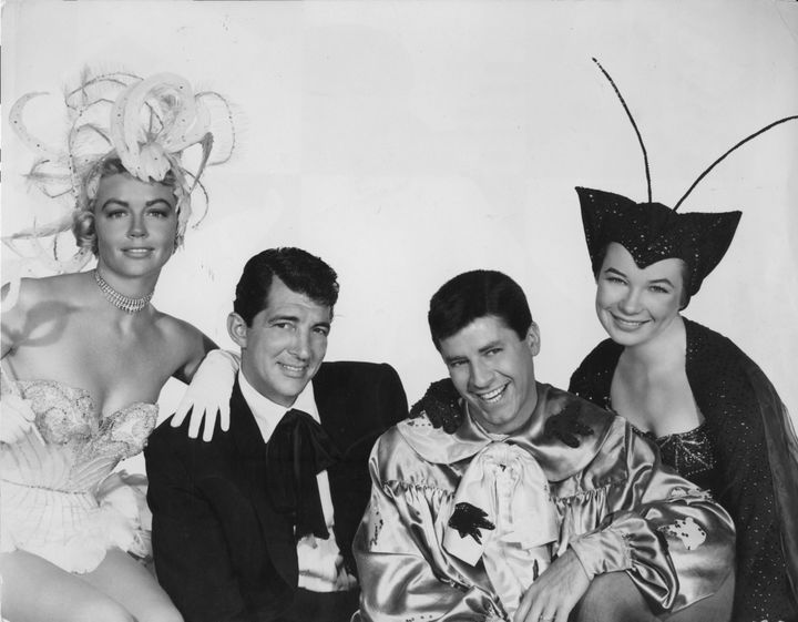 Dorothy Malone (à gauche) avec Dean Martin, Jerry Lewis et Shirley McLaine en 1955 dans "Artists and Models" de Frank Tashlin
 (PARAMOUNT PICTURES / ARCHIVES DU 7EME ART / PHOTO12)