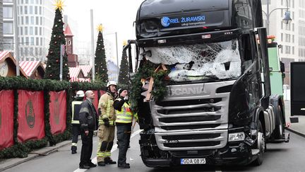 Des enquêteurs&nbsp;à proximité du camion qui a foncé sur un marché de Noël de Berlin (Allemagne), le 20&nbsp;décembre 2016.  (TOBIAS SCHWARZ / AFP)