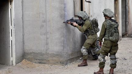 Des soldats israéliens à l'entraînement dans une base militaire du sud du pays, le 27 novembre 2023. (TOSHIYUKI FUKUSHIMA / YOMIURI / AFP)