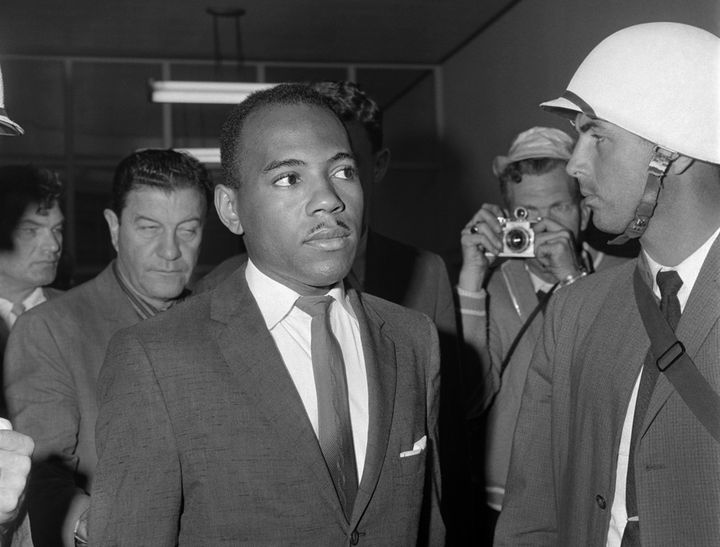 L'étudiant James Meredith escorté à son arrivée à l'université du Mississippi, le 1er octobre 162
 (AFP)