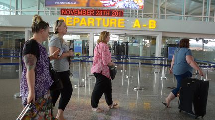 Des touristes se renseignent sur les vols à l'aéroport&nbsp;Ngurah Rai de Bali (Indonésie), le 28 novembre 2017. (ANTARA FOTO AGENCY / REUTERS)