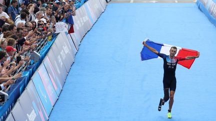 Alexis Hanquinquant sur la ligne d'arrivée du paratriathlon des Jeux de Paris , le 2 septembre 2024. (ALAIN JOCARD / AFP)