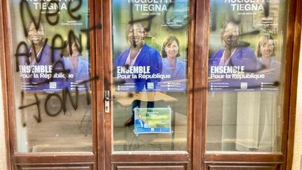 La permanence taguée de la candidate macroniste Huguette Tiegna, à Figeac, dans le Lot. (FRANCE BLEU / RADIO FRANCE)