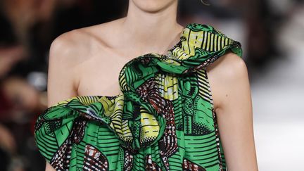 Le denim délavé en voit de toutes les couleurs chez Stella McCartney : vert fluo, rose et bleu. La silhouette est jeune et colorée, oversize et décontractée. La créatrice joue avec le wax, tissu coloré aux motifs africains. Pour cette collection, elle a travaillé avec Vlisco, le fabricant néerlandais de ces pagnes de luxe, et propose des motifs de ventilateurs et de micros.
 (Patrick KOVARIK / AFP)