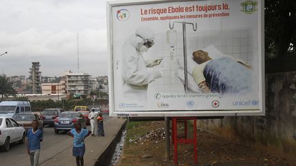  ("Ebola est toujours là", peut-on lire dans les rues d'Abidjan © REUTERS/Luc Gnago)