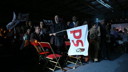 Un militant socialiste assiste au meeting du candidat aux &eacute;lections r&eacute;gionales en r&eacute;gion Haute-Normandie,&nbsp;Nicolas Meyer-Rossignol, &agrave; Val-de-Reuil (Eure), vendredi 30 octobre 2015.&nbsp; (CHARLY TRIBALLEAU / AFP)