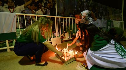 Au stade de Chapeco, des fans de l'équipe&nbsp;Chapecoense rendent hommage aux joueurs décédés dans le crash d'avion, mardi 29 novembre. (NELSON ALMEIDA / AFP)