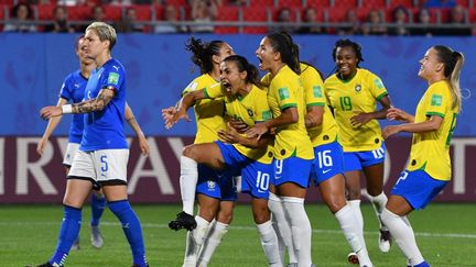 Les joueuse du Brésil laissent éclater leur joie après leur victoire sur l'Italie, le 18 juin 2019. (PHILIPPE HUGUEN / AFP)