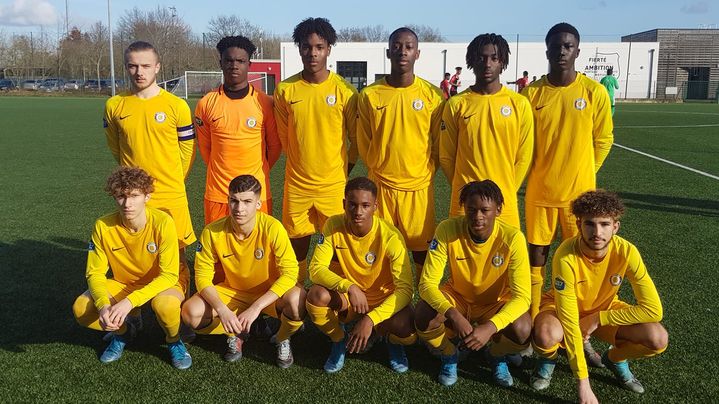 Mathys Tel (rangée du haut, troisième en partant de la gauche), sous le maillot du Montrouge FC lors d'un match de championnat U17 National contre le Stade Rennais, durant lequel il a inscrit le but de la victoire (1-0) en janvier 2020. (Montrouge FC)