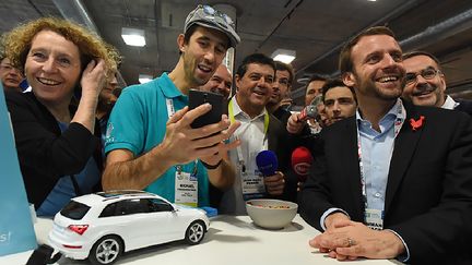 Muriel Pénicaud (à gauche), alors directrice générale de Business France, et Emmanuel Macron, alors ministre des Finances, au salon CES de Las Vegas, le 7&nbsp;janvier 2016. (ROBYN BECK / AFP)