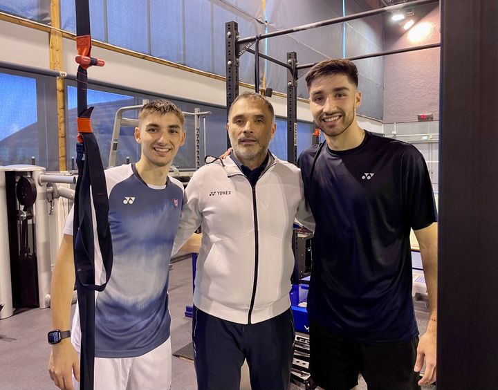 Christo and "Tomi" Popov, surrounding their father and coach Toma, during a visit to Insep, for a gathering of the French team, December 6, 2023. (APOLLINE MERLE / FRANCEINFO SPORT)