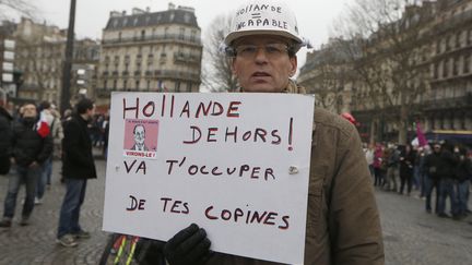 Un manifestant anti-Hollande &agrave; Paris, le 26 janvier 2014. (THOMAS SAMSON / AFP)