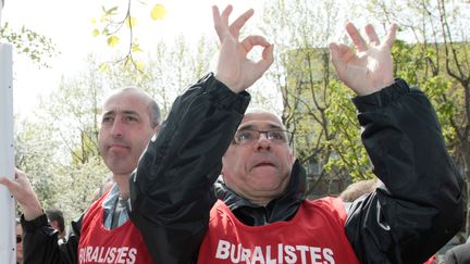 Plusieurs centaines de buralistes manifestent devant le si&egrave;ge de la Fran&ccedil;aise des Jeux, &agrave; Paris, le 15 avril 2009. (JACQUES DEMARTHON / AFP)