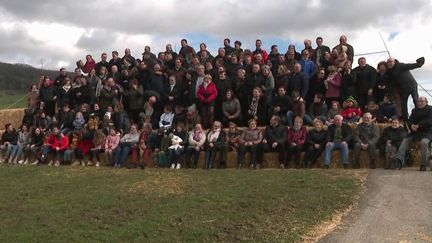 C'est une photo souvenir pas comme les autres. Tous les habitants d'un village des Vosges ont pris la pose ensemble ce week-end. Ce n'est pas la première fois. Ils l'avaient déjà fait il y a 20 ans. (France 3)