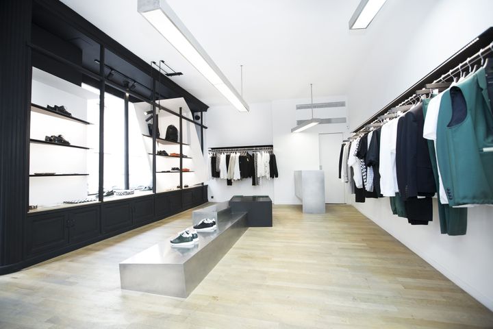 Archimode : boutique Kris Van Assche, rue Saint Roch à Paris, 2013
 (Ciguë)